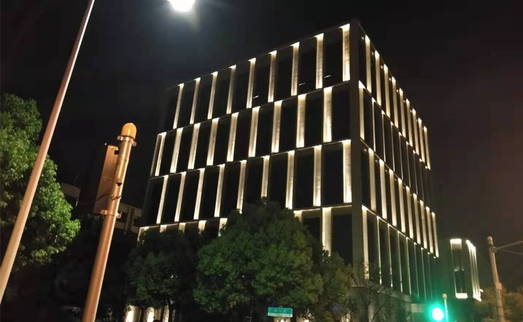 投（tóu）光（guāng）燈